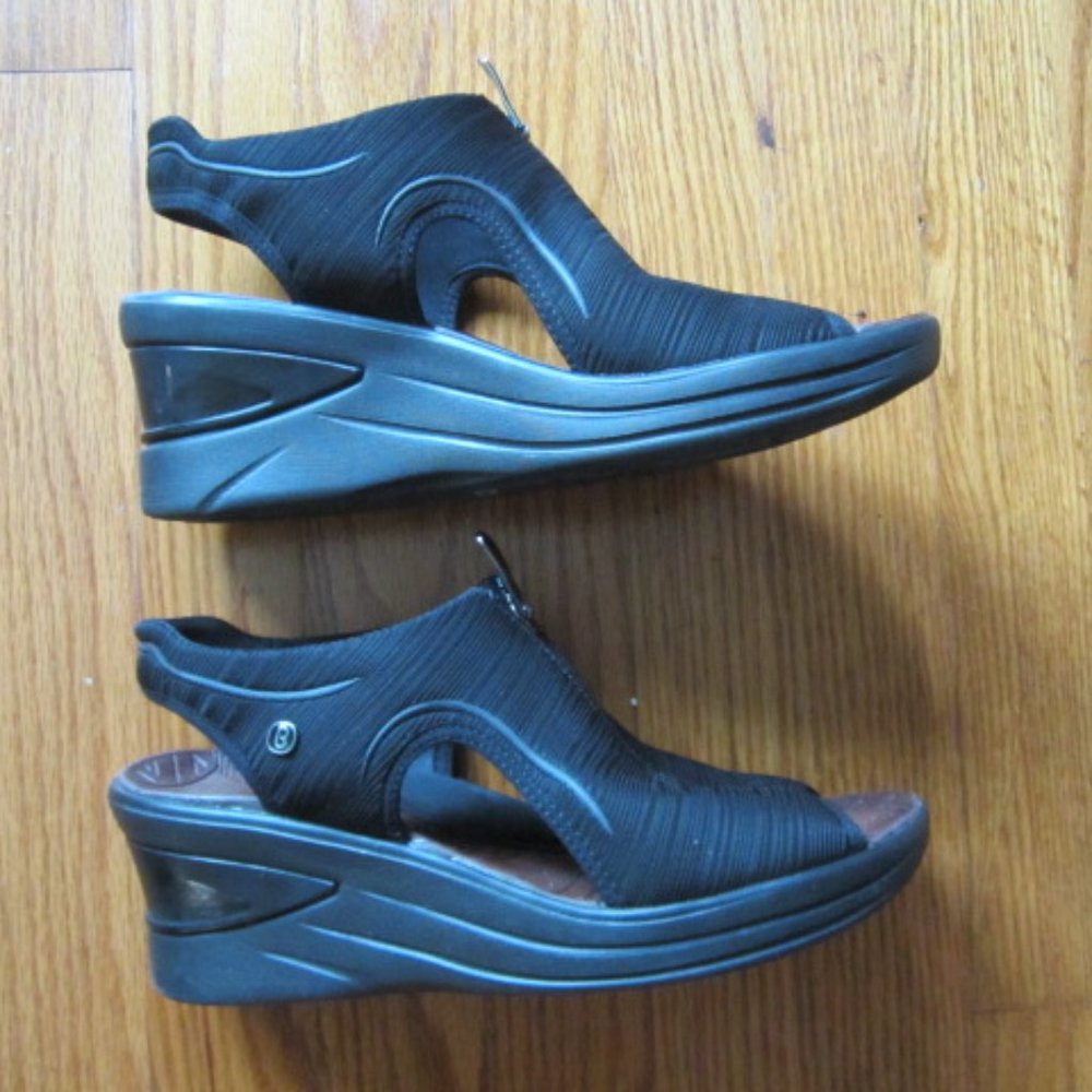 BZEES "VINNY" WEDGE SANDALS